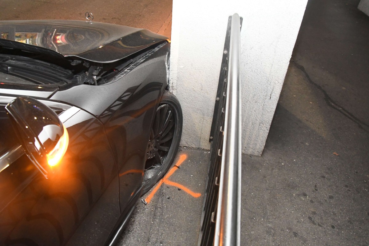 Verkehrsunfall in Chur GR - Auto kollidiert mit Hauspfeiler