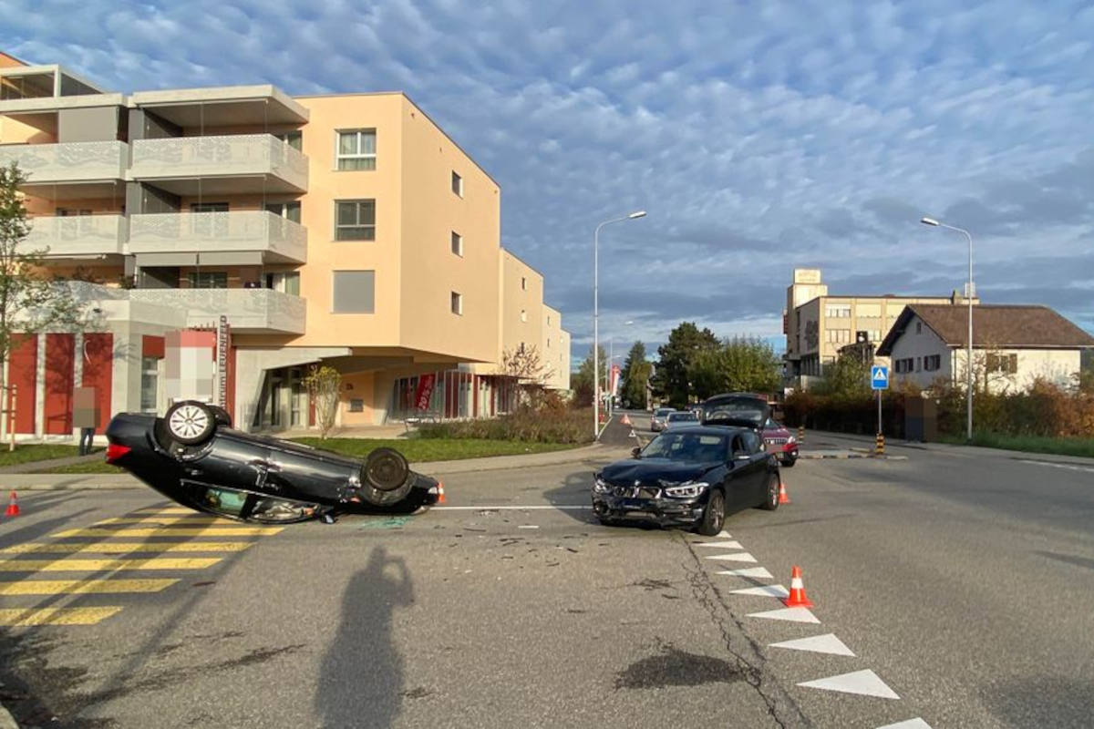 Oensingen SO – Auto nach Kollision auf dem Dach gelandet – Zwei Personen verletzt