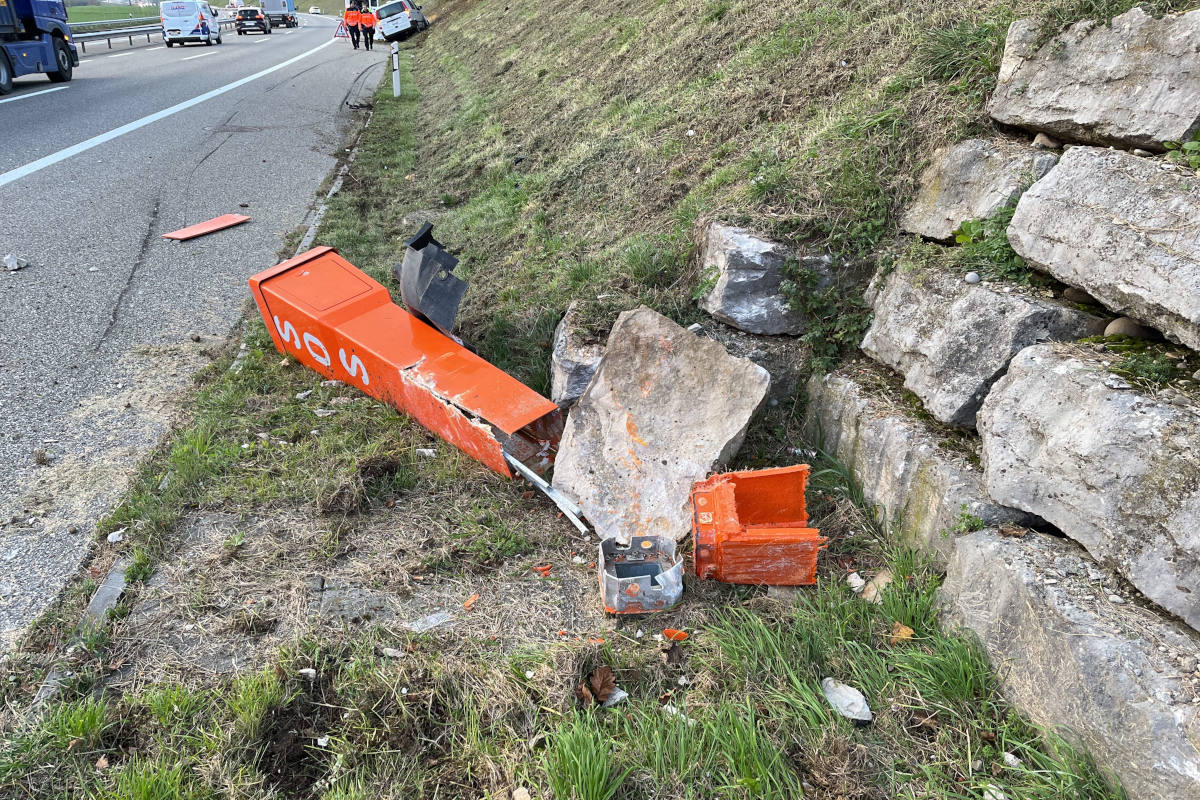 Auf A3 mit Notrufsäule kollidiert