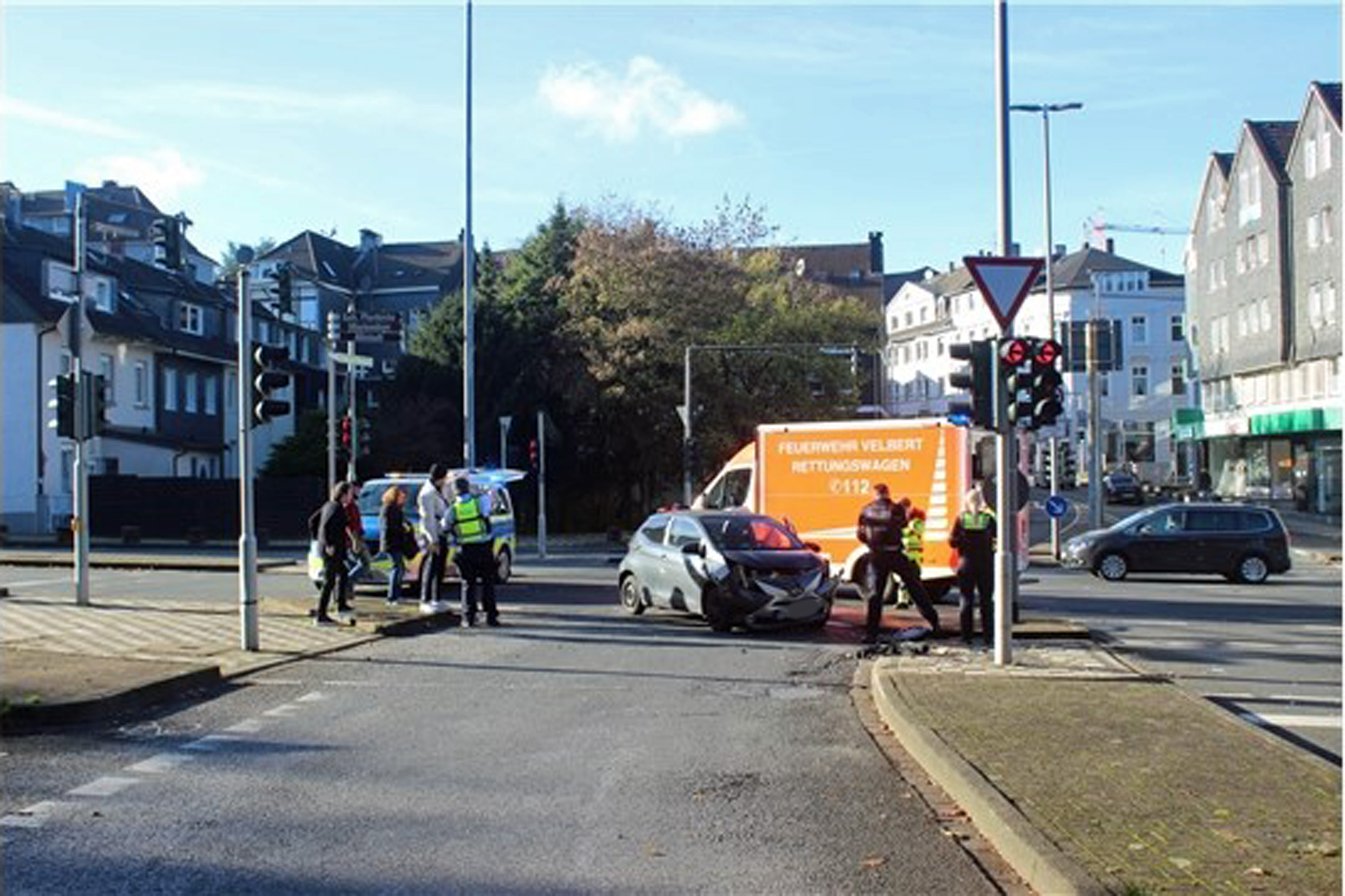 Velbert – Aufmerksame Zeugen verfolgen Ford-Fahrerin nach Unfallflucht