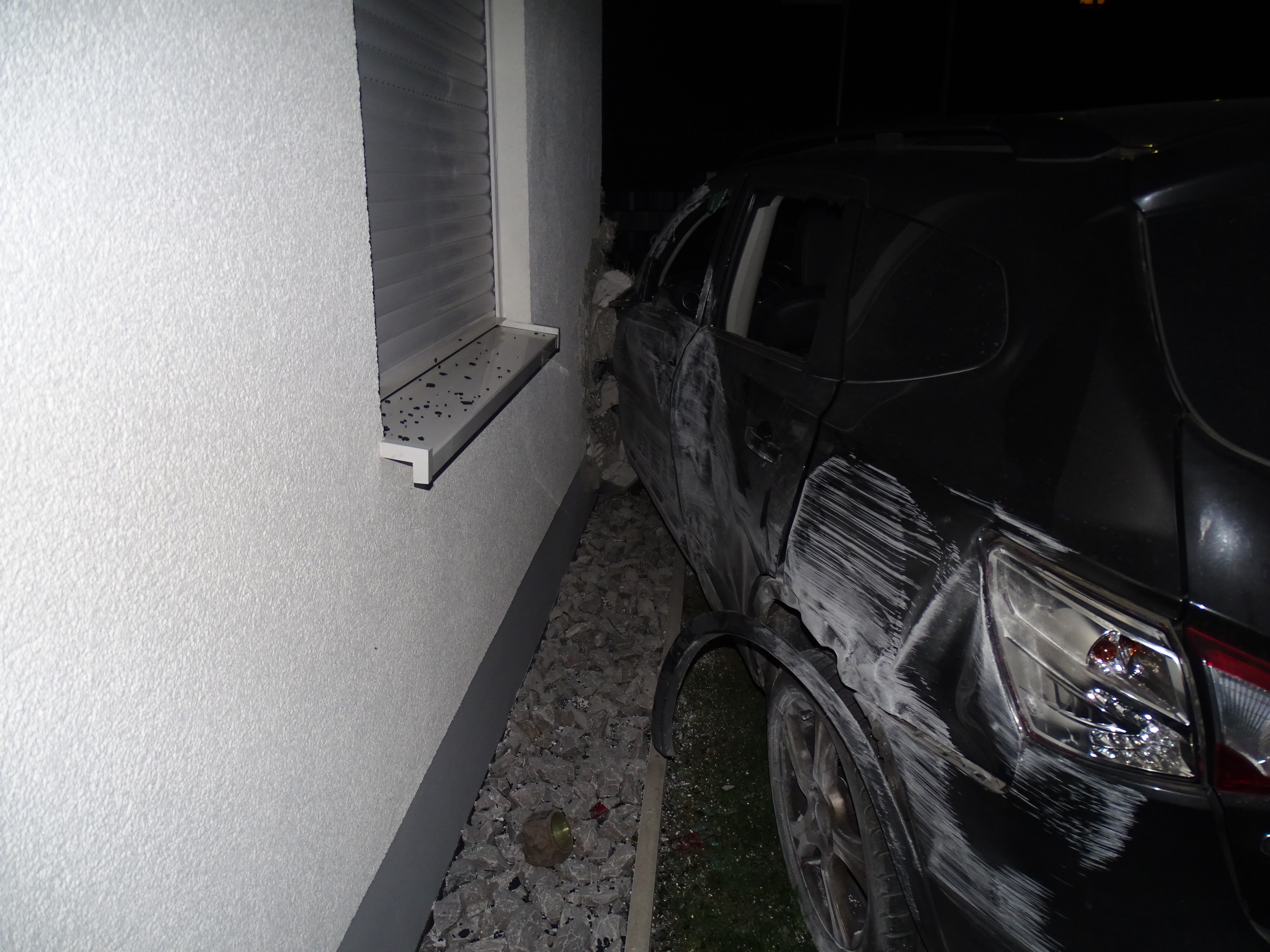 Nienstädt – Vom rechten Weg abgekommen - Pkw landet im Vorgarten an Hausfassade