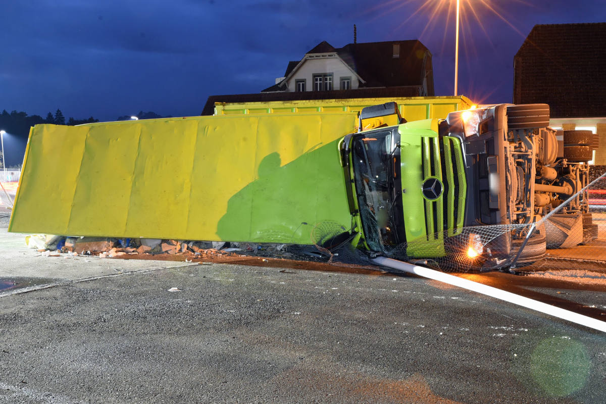 Lastwagen verliert Mulde und kippt zur Seite