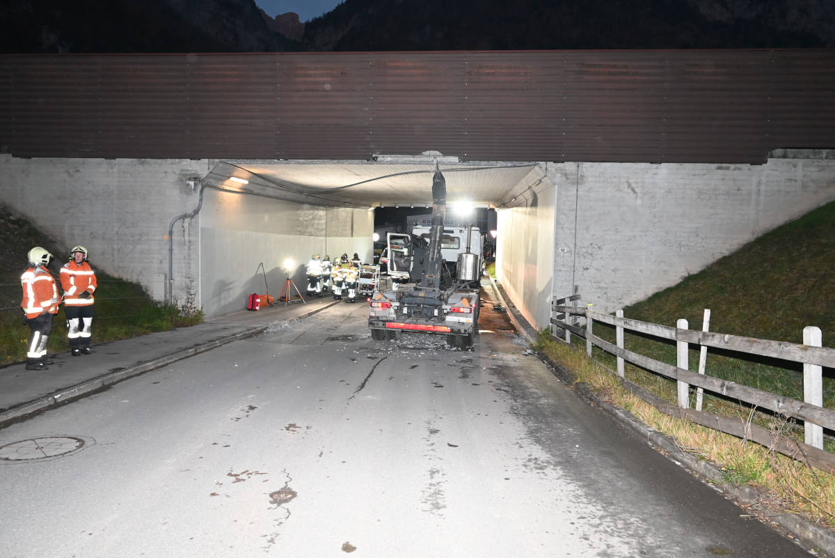 Mit Lastwagen in Unterführungsdecke geprallt