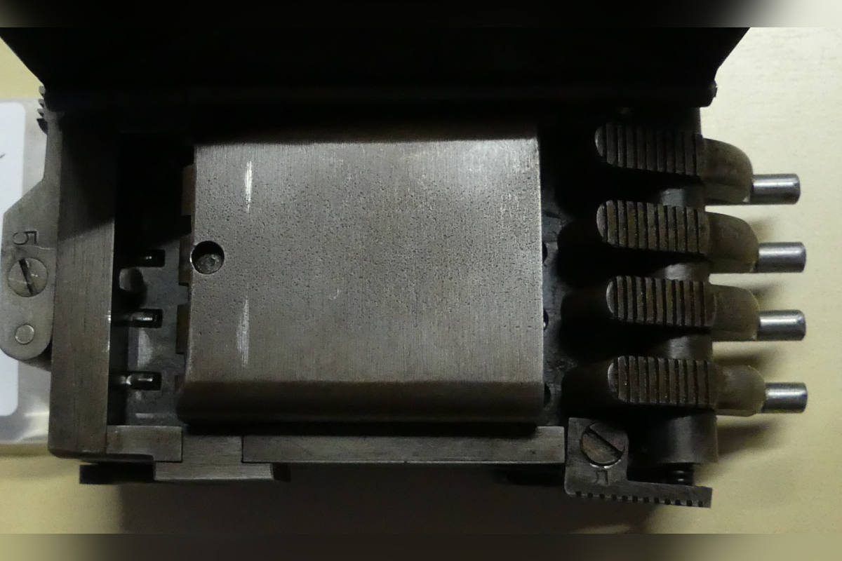 Vulkaneifel – Maschinenpistole in Werkzeugkoffer versteckt – Zollfahnder stellen mehrere Waffen und Munition sicher