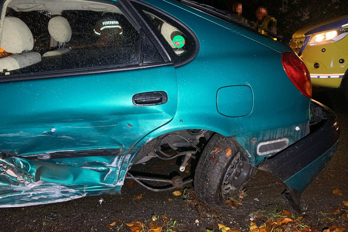 Verkehrsunfall mit drei beteiligten Fahrzeugen – vier Personen verletzt