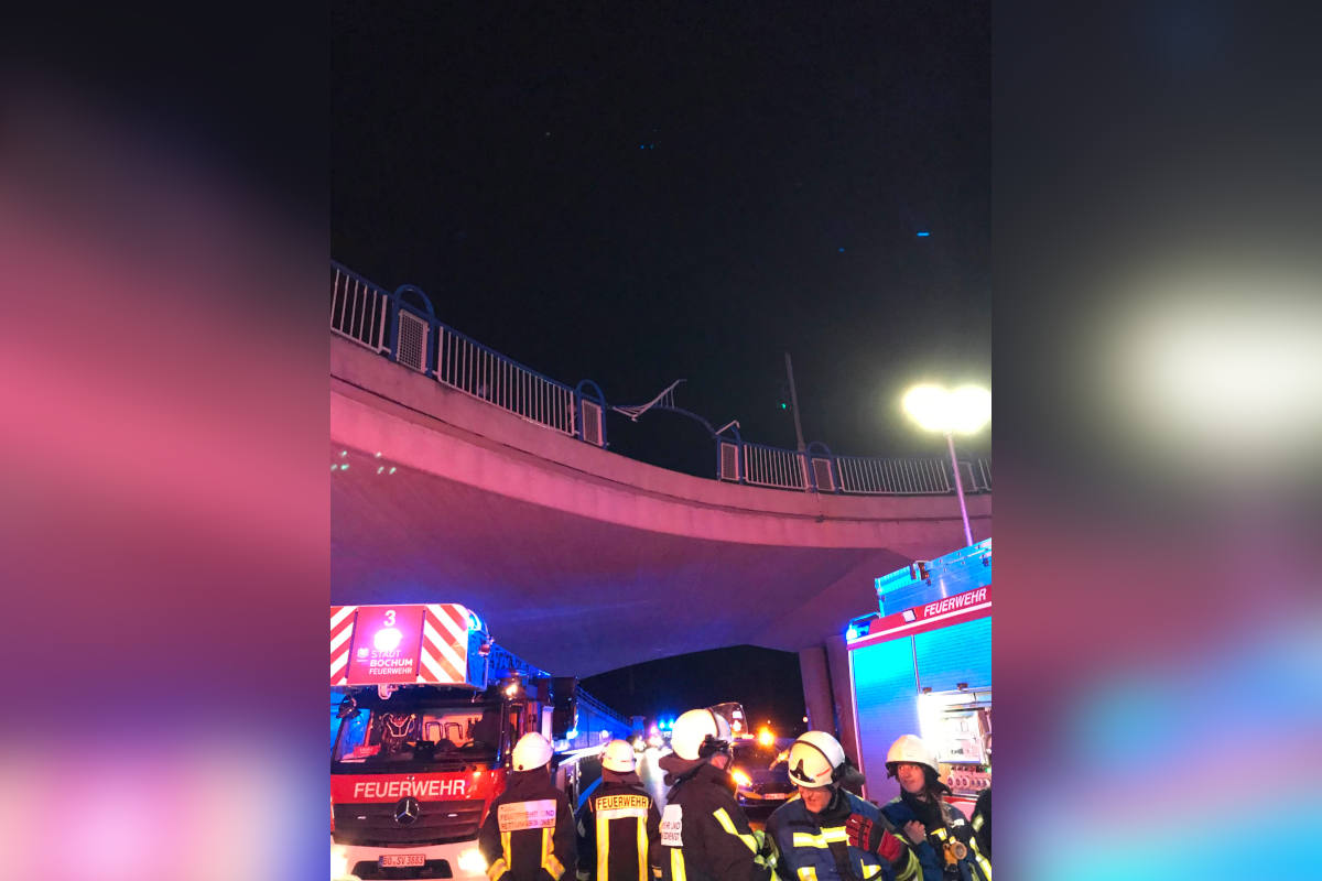 A448 Bochum – PKW mit 4 Insassen stürzt von Brücke auf die Autobahn