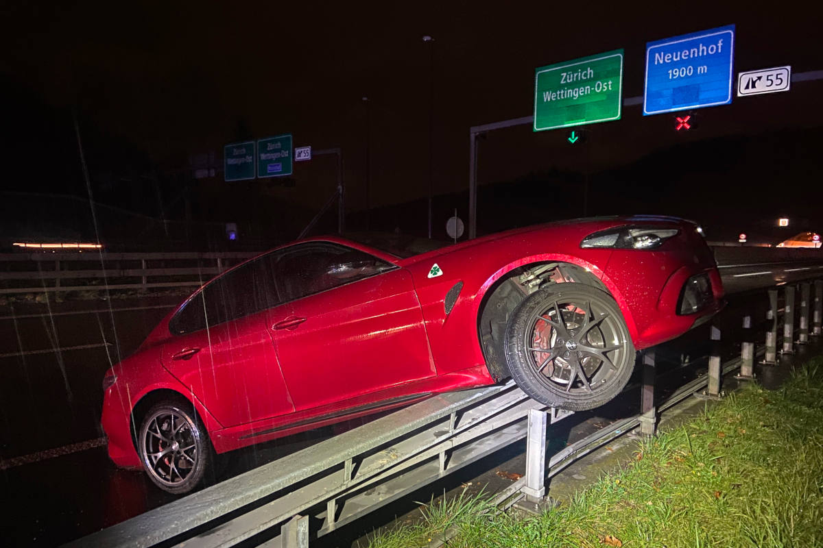 Spektakulärer Selbstunfall durch Aquaplaning mit Alfa Romeo gebaut auf der A1