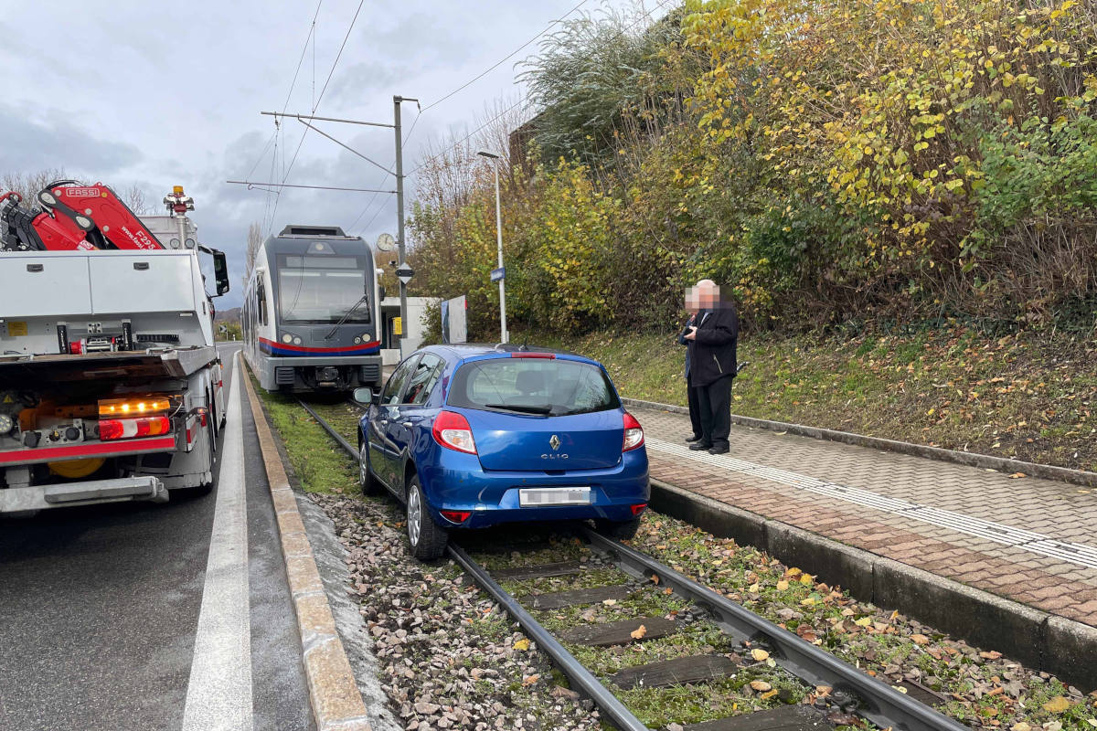 Zufikon AG – Mit Auto in Bahngleis gelandet