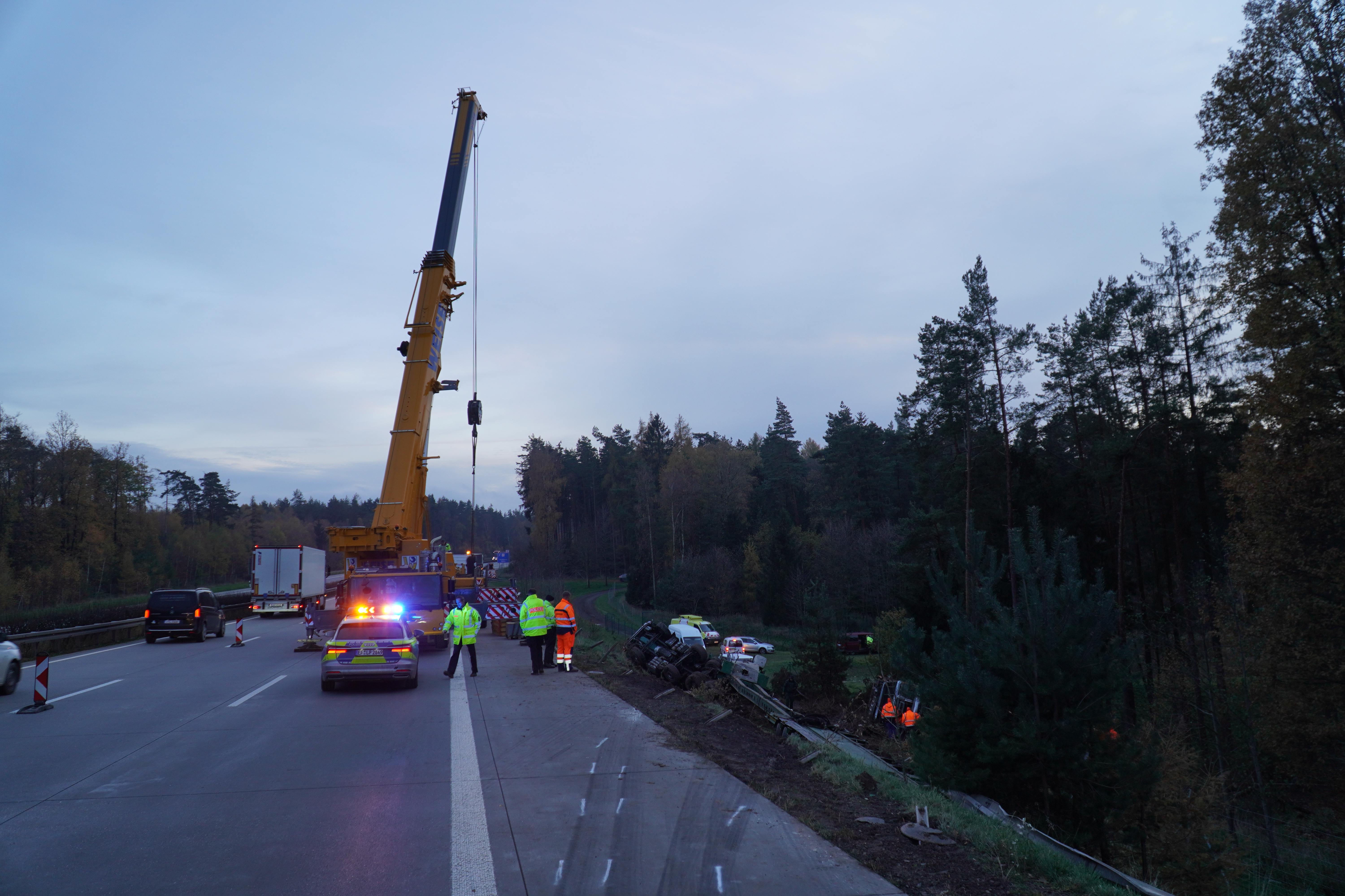 Schwerlasttransporter mit Straßenbahn auf der A9 bei Triptis verunglückt