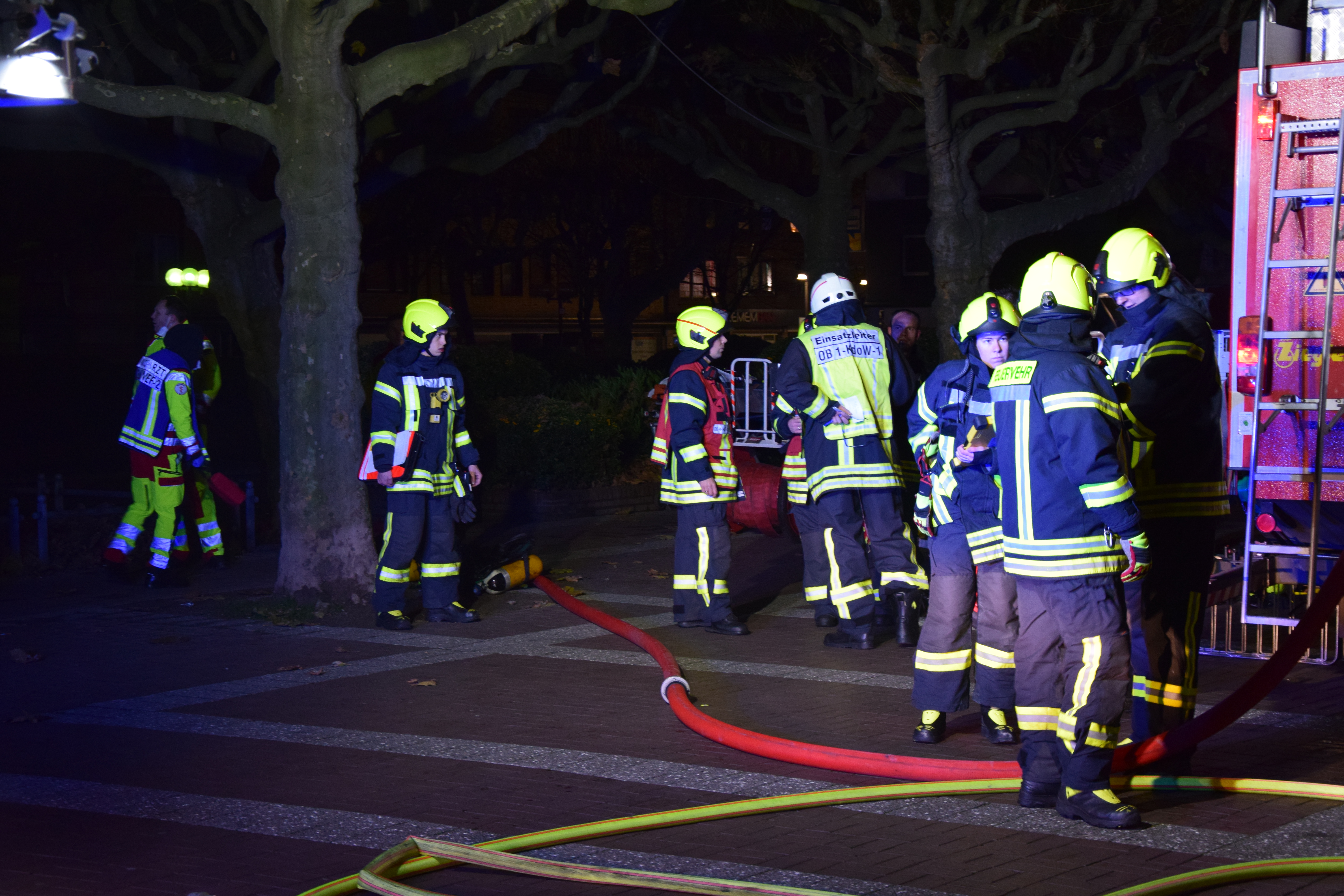 Oberhausen – Parallele Brandereignisse beschäftigen Feuerwehr in den frühen Morgenstunden