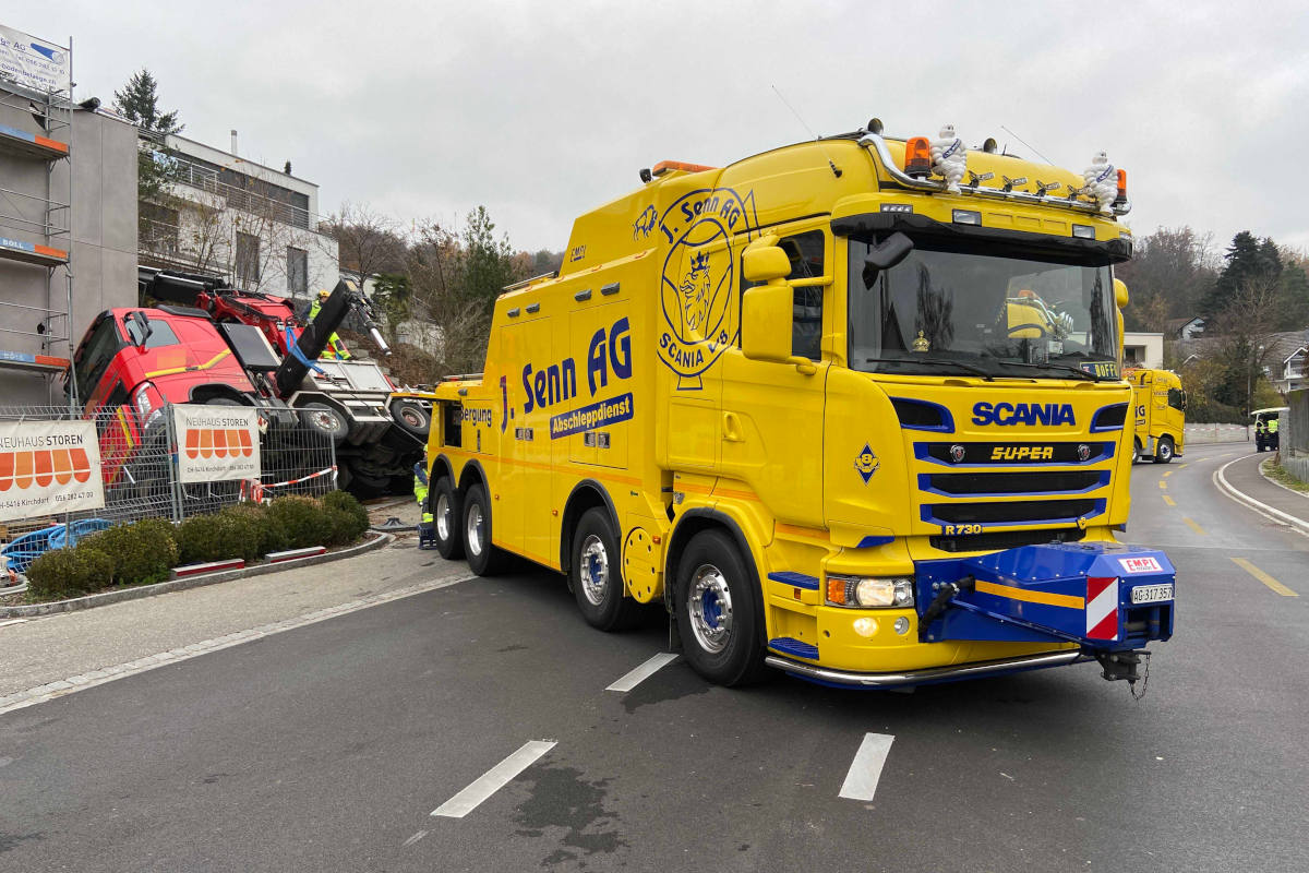 Pneukran bei Arbeiten auf Baustelle umgestürzt