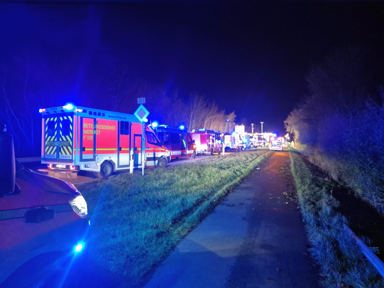 Zwei Fahrer nach heftiger Frontalkollision in Fahrzeugen eingeklemmt