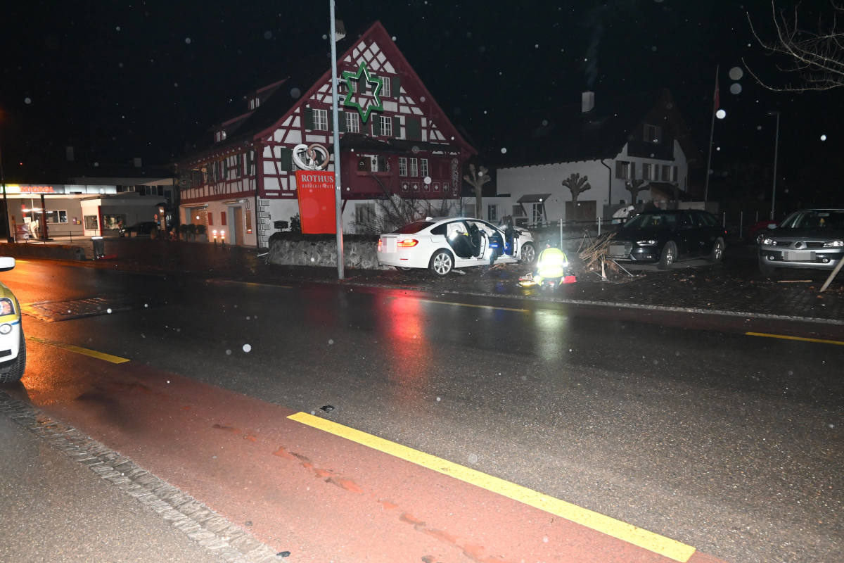 Oberriet SG – 20-Jähriger kracht fahrunfähig in Kandelaber und Hydranten