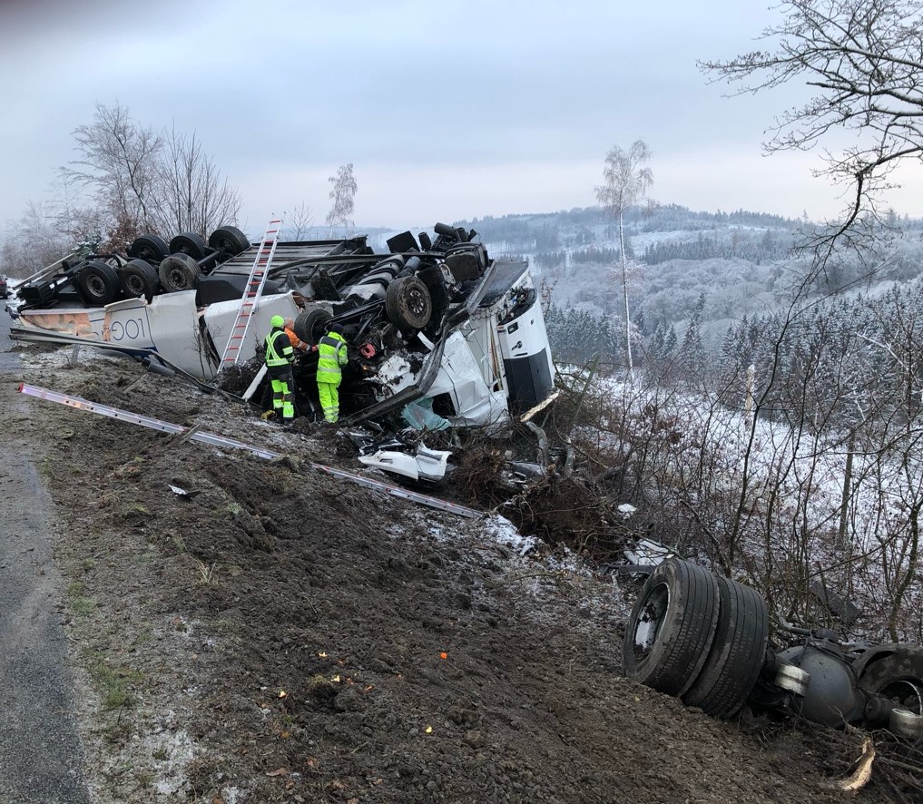 A44 Lichtenau – Lkw-Fahrer nach schwerem Glatteisunfall verletzt