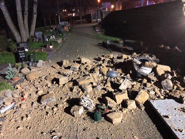 Bitburg – 31-Jähriger kracht, mit über 2 Promille und viel zu schnell unterwegs, in Friedhofsmauer