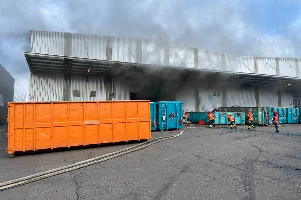 In einer Entsorgungsfirma kam es zu einer starken Rauchentwicklung.