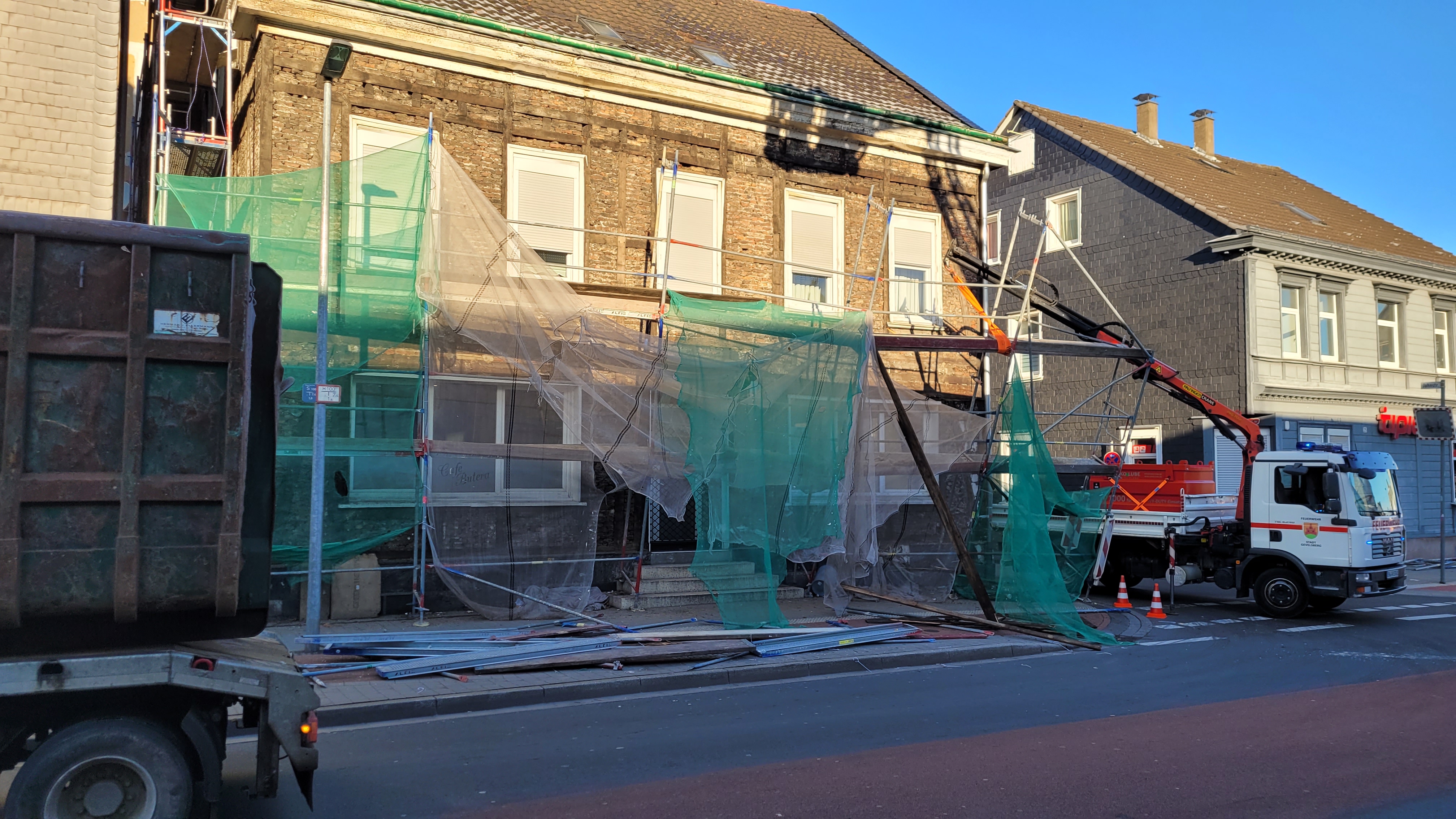 Gevelsberg – LKW erfasst Baugerüst