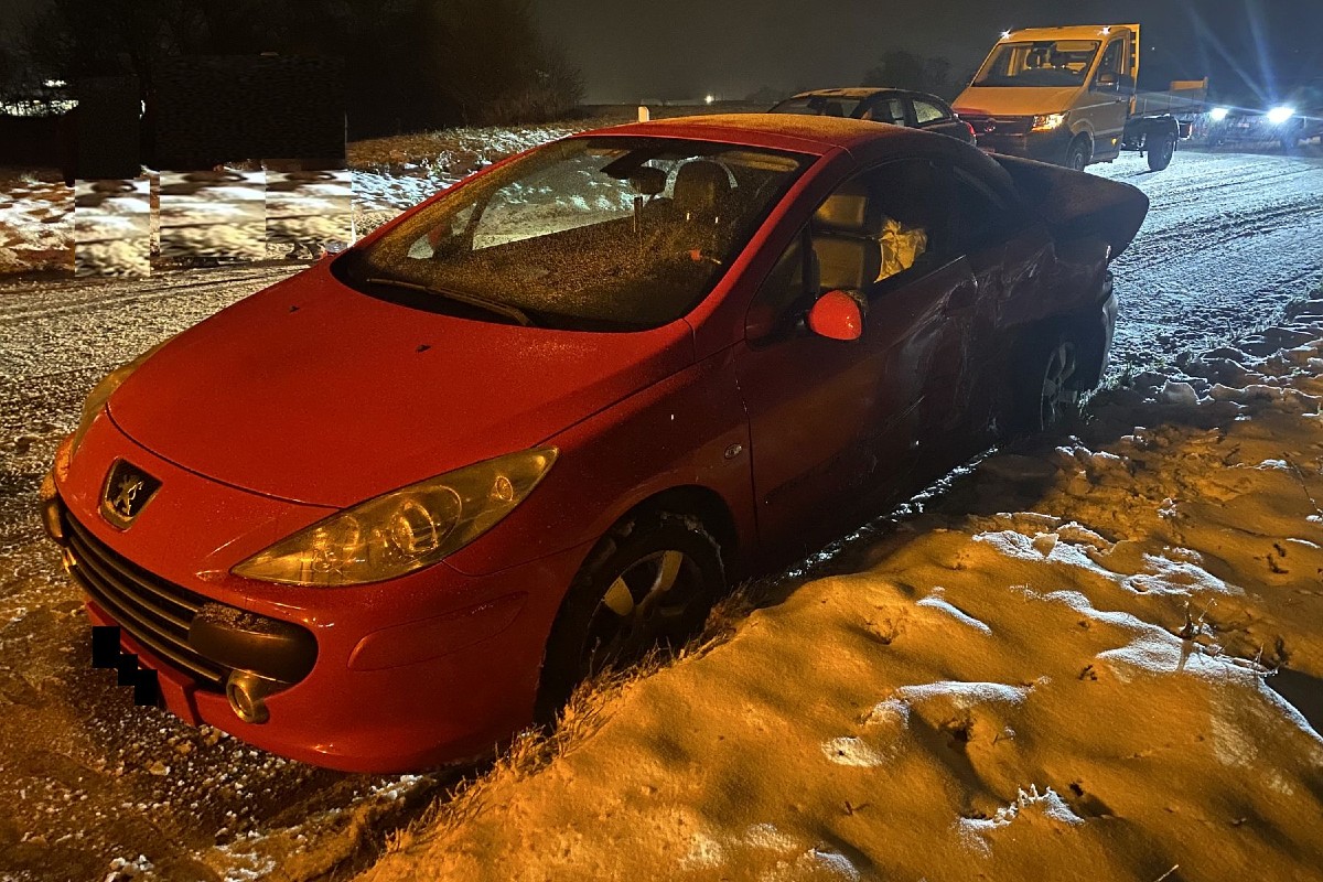 Laufen BL - Unfall auf schneebedeckter Strasse