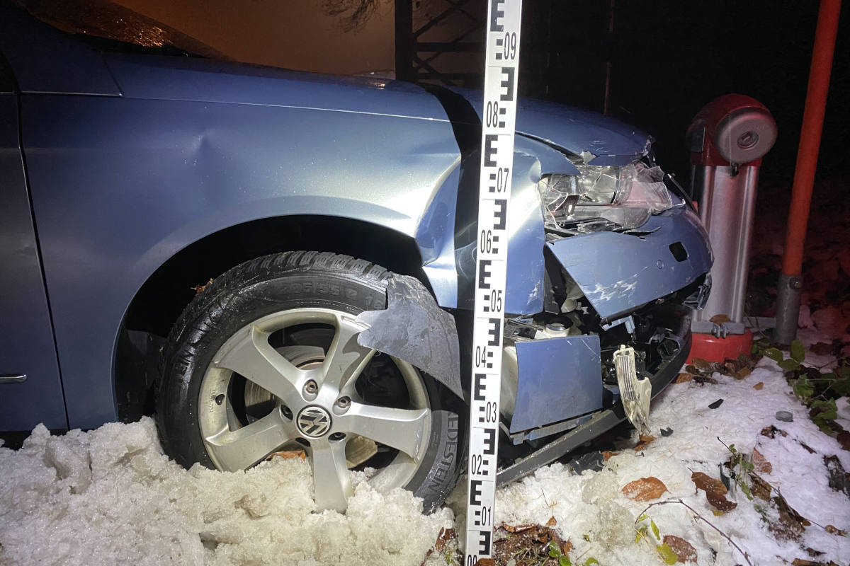 Zwei Personenwagen kollidieren auf vereister Fahrbahn