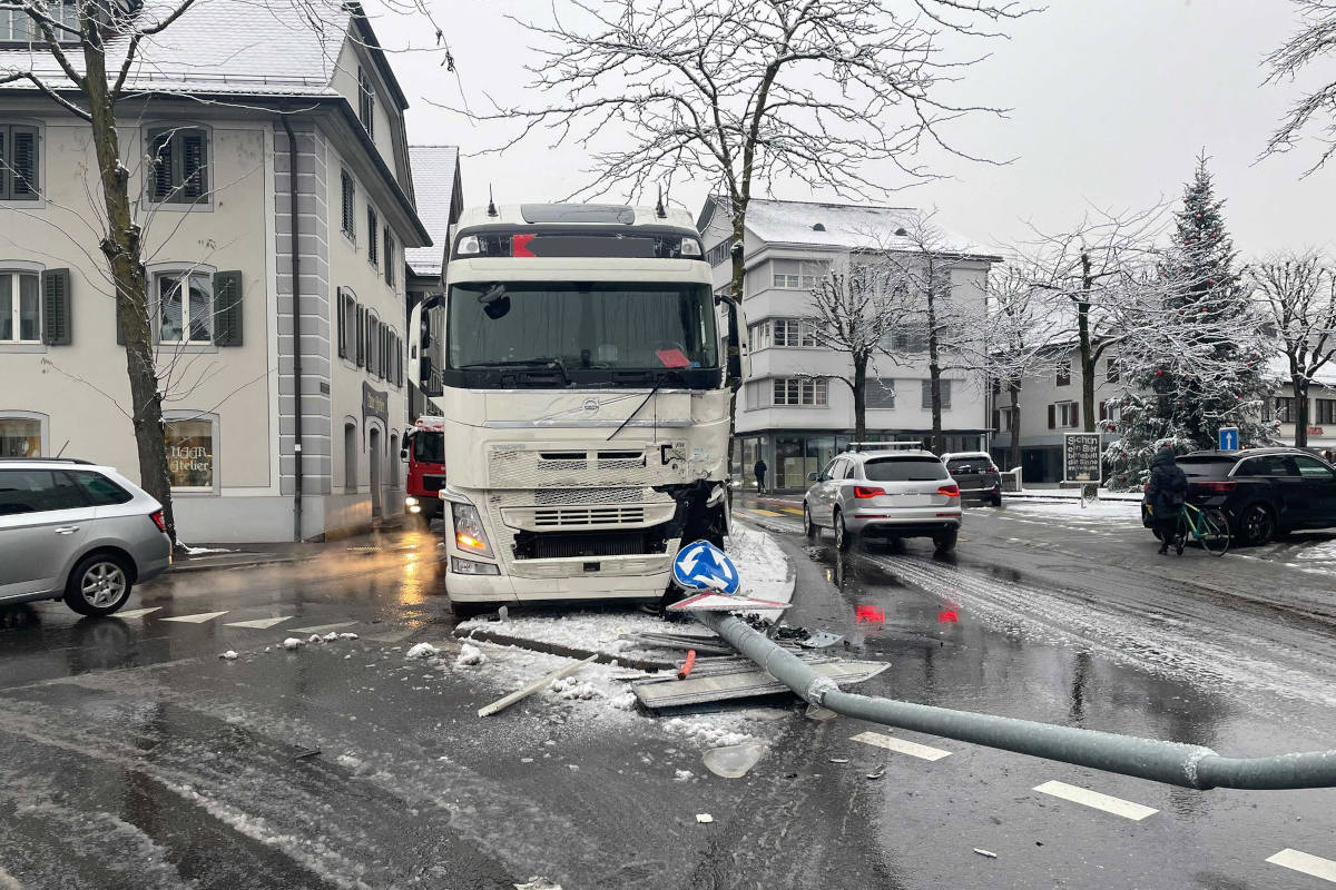 Kanton Zug – Lieferwagen in Seitenlage – Lastwagen auf Kandelaber