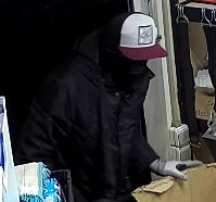 Rilchingen-Hanweiler – Öffentlichkeitsfahndung nach Raub auf Tankstelle – Wer kennt diesen Mann?