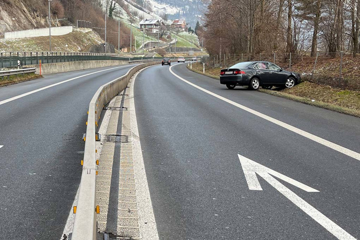 A8 Hergiswil OW – Auf Autostrasse in Mittelleitplanke und Wildzaun gekracht