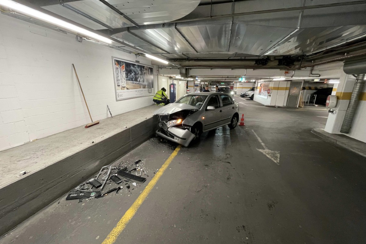 Aarau AG - Seniorin verliert Kontrolle über Skoda im Parkhaus