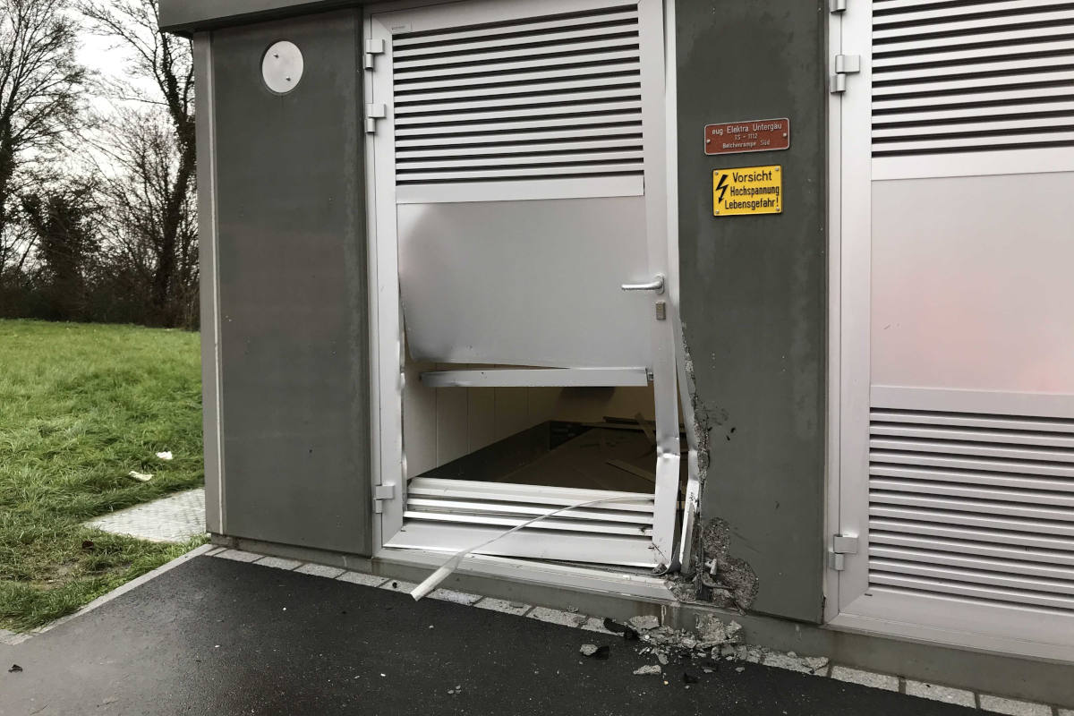 Fahrzeug kollidiert auf Rastplatz mit Trafo-Haus