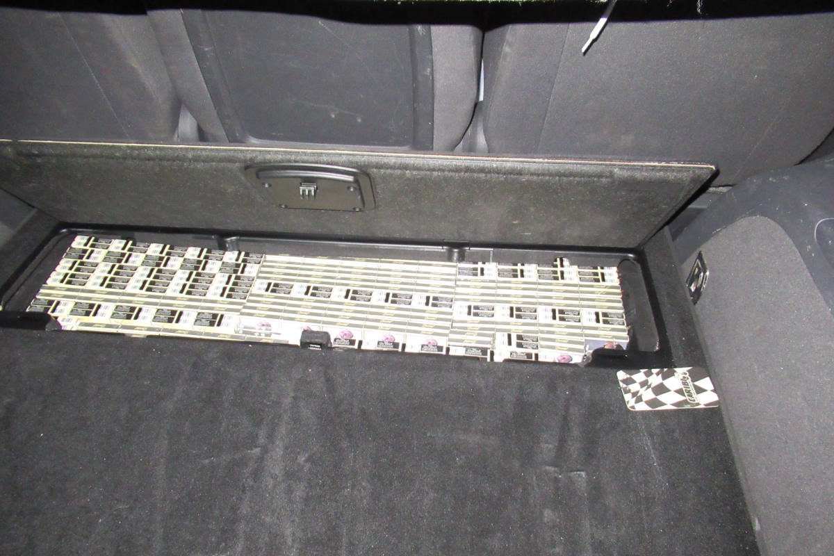 Zoll entdeckt über 370 Stangen unversteuerte Zigaretten aus Bulgarien – Rechnungen unter dem BH versteckt