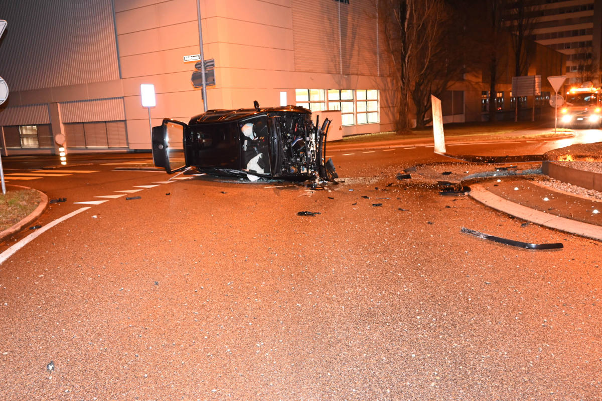Auto kippt bei Unfall auf die Seite – Fahrer fahrunfähig