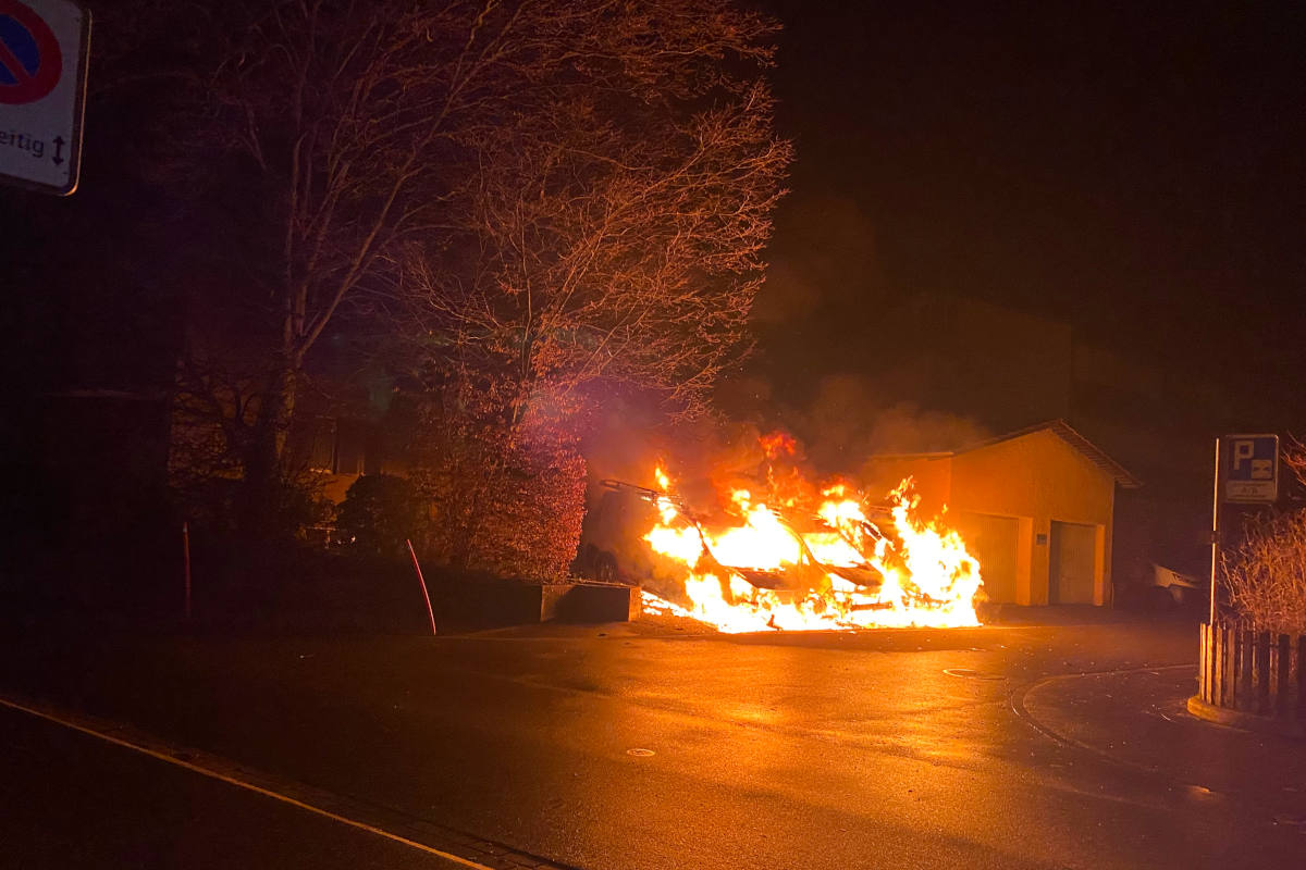 Mehrere Fahrzeuge ausgebrannt