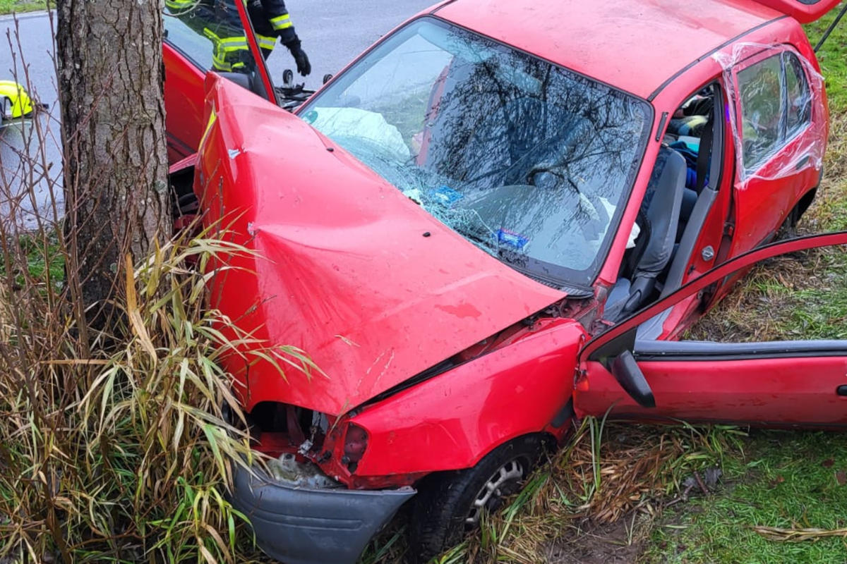 Verkehrsunfall in Balje – Frau nach Kollision mit Baum schwer verletzt
