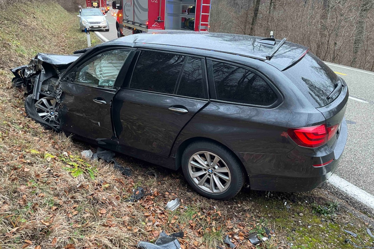 Beim Unfall in Gansingen verletzten sich mehrere Personen.
