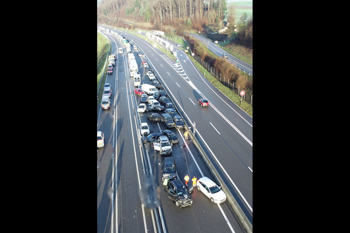 Massenkarambolage auf der A2 mit 24 beteiligten Fahrzeugen – insgesamt 23 Personen verletzt