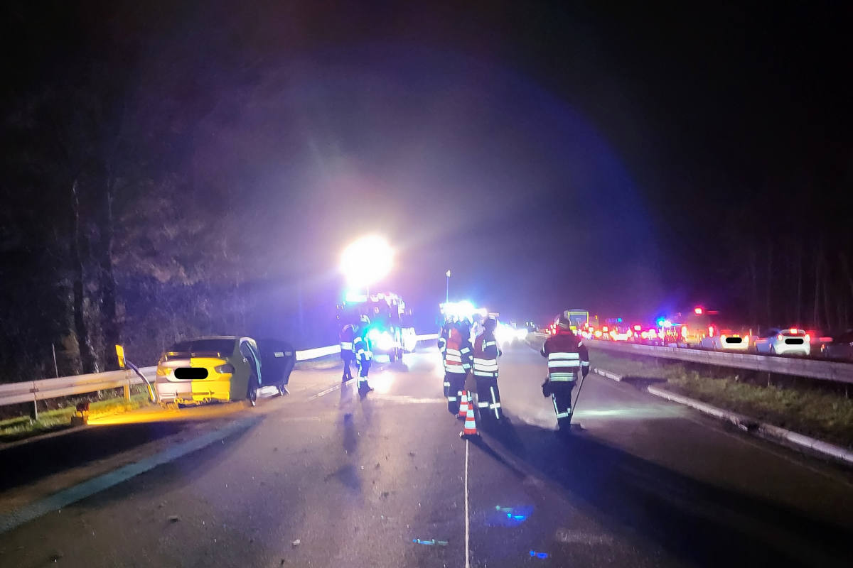 Auslaufende Betriebsmittel nach Verkehrsunfall mit Folgeunfall auf der A3