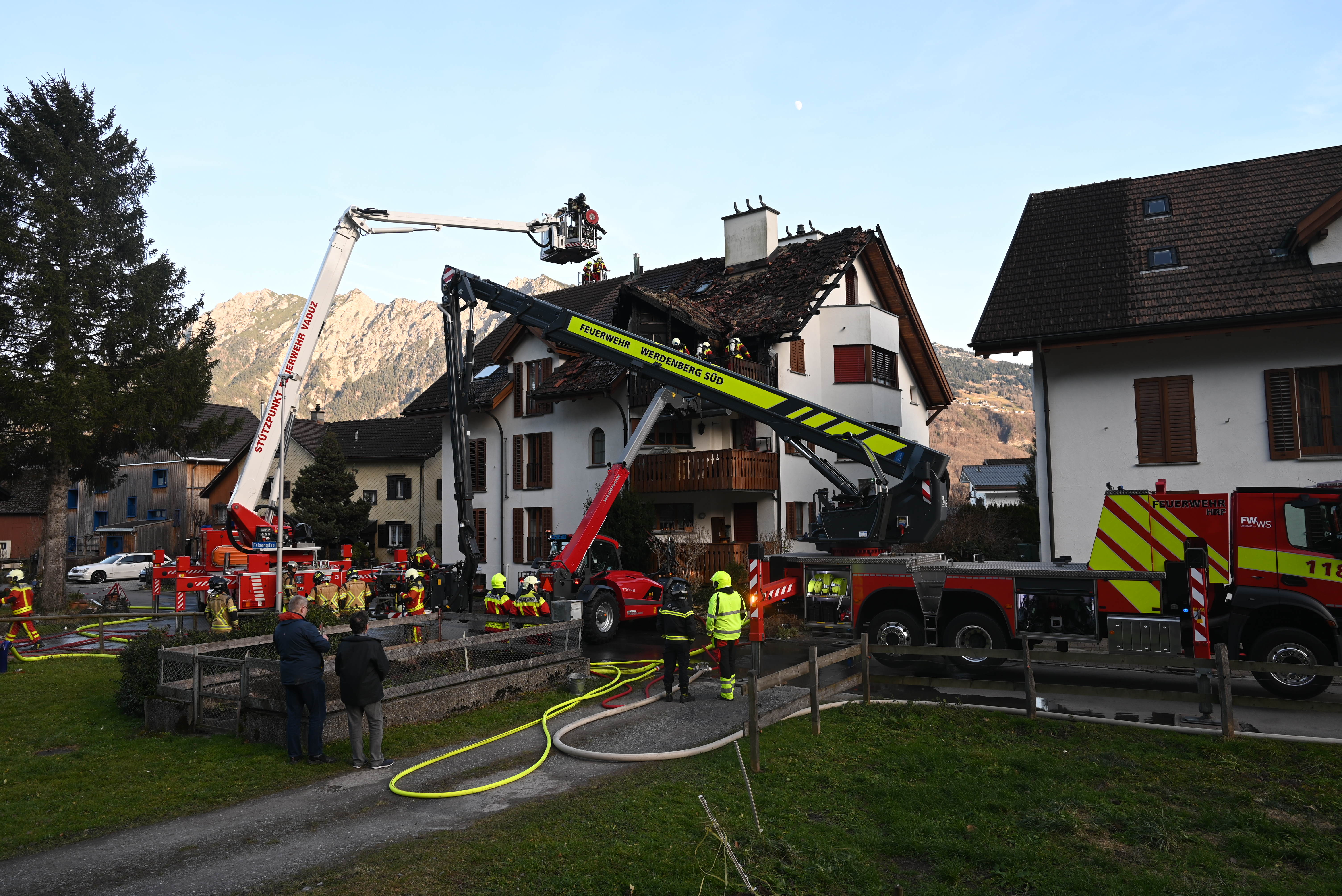 Brand auf Balkon greift auf Dach über