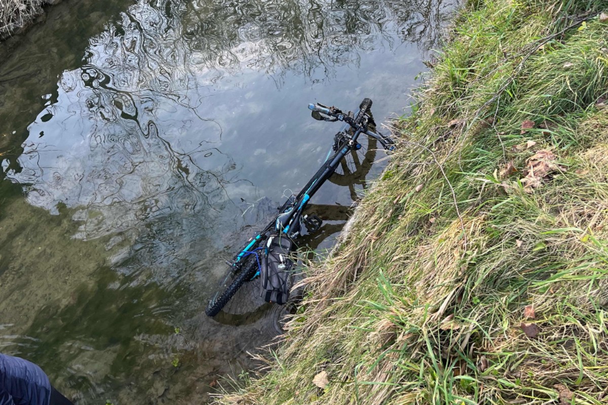 Unfall in Au SG - Mann stürzt wegen Hund in Bach und muss gerettet werden