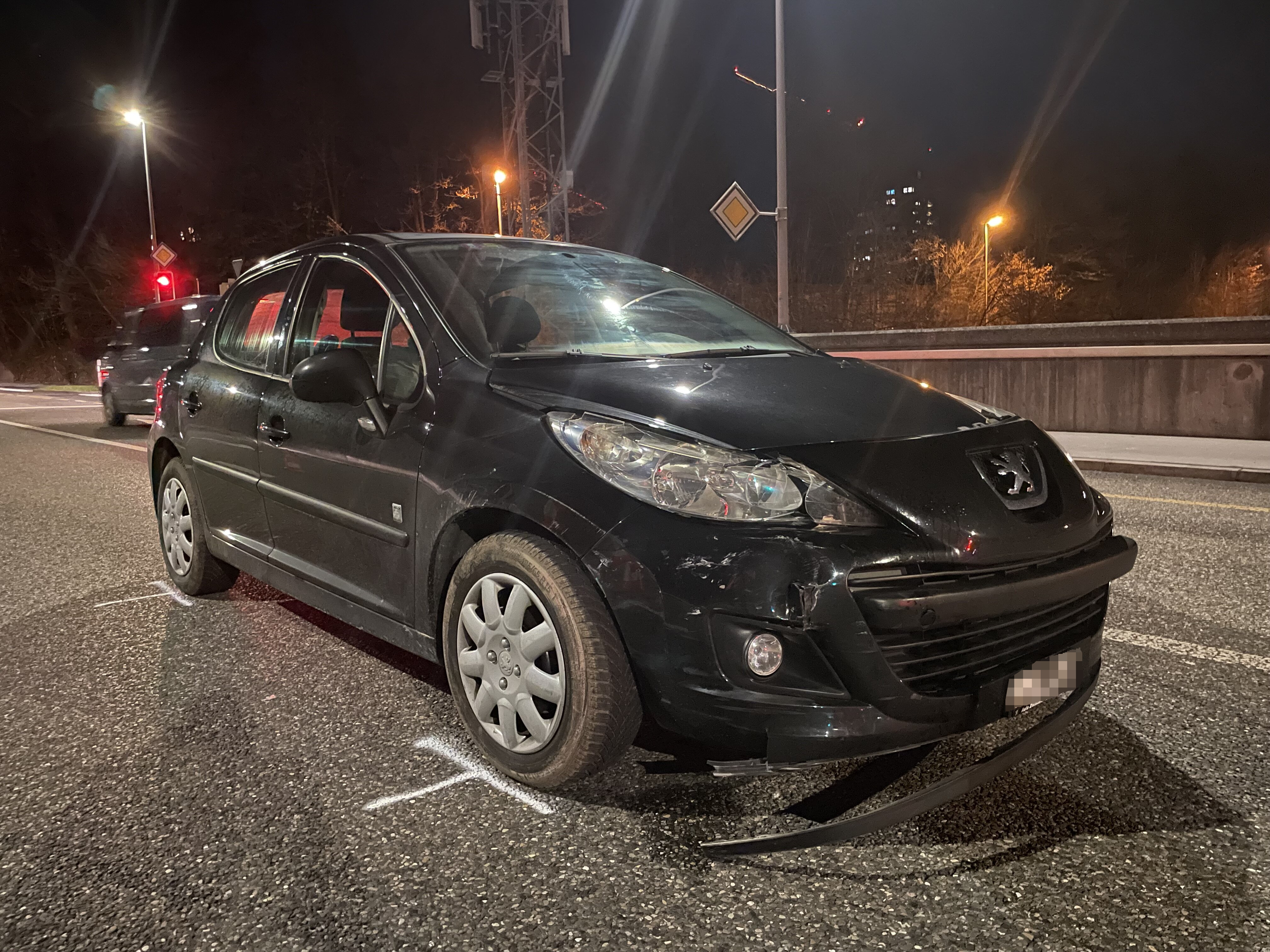 Bei Rot gefahren und Kollision verursacht