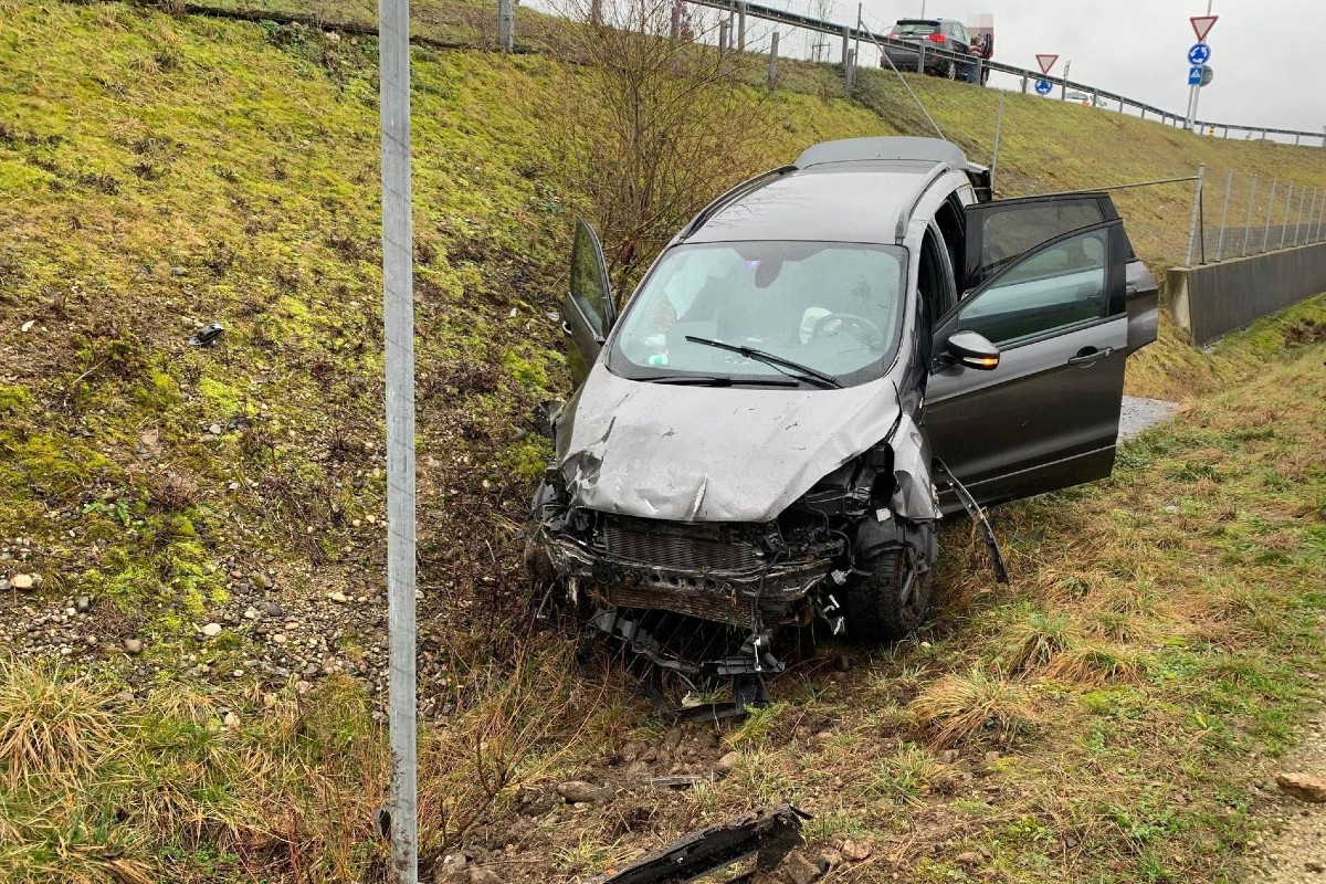 Auto überschlägt sich af der A5.