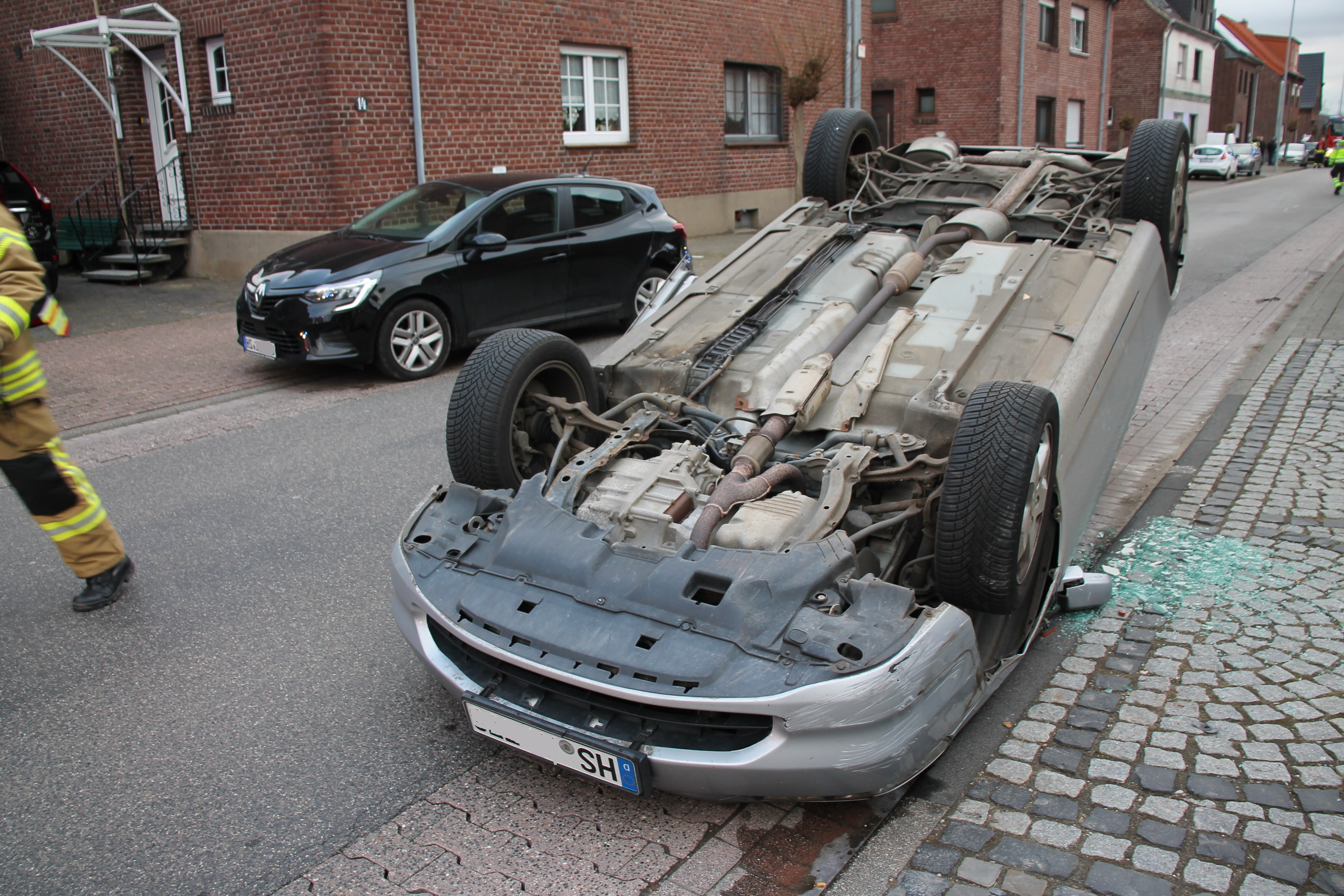 Pkw landet nach Unfall auf Dach