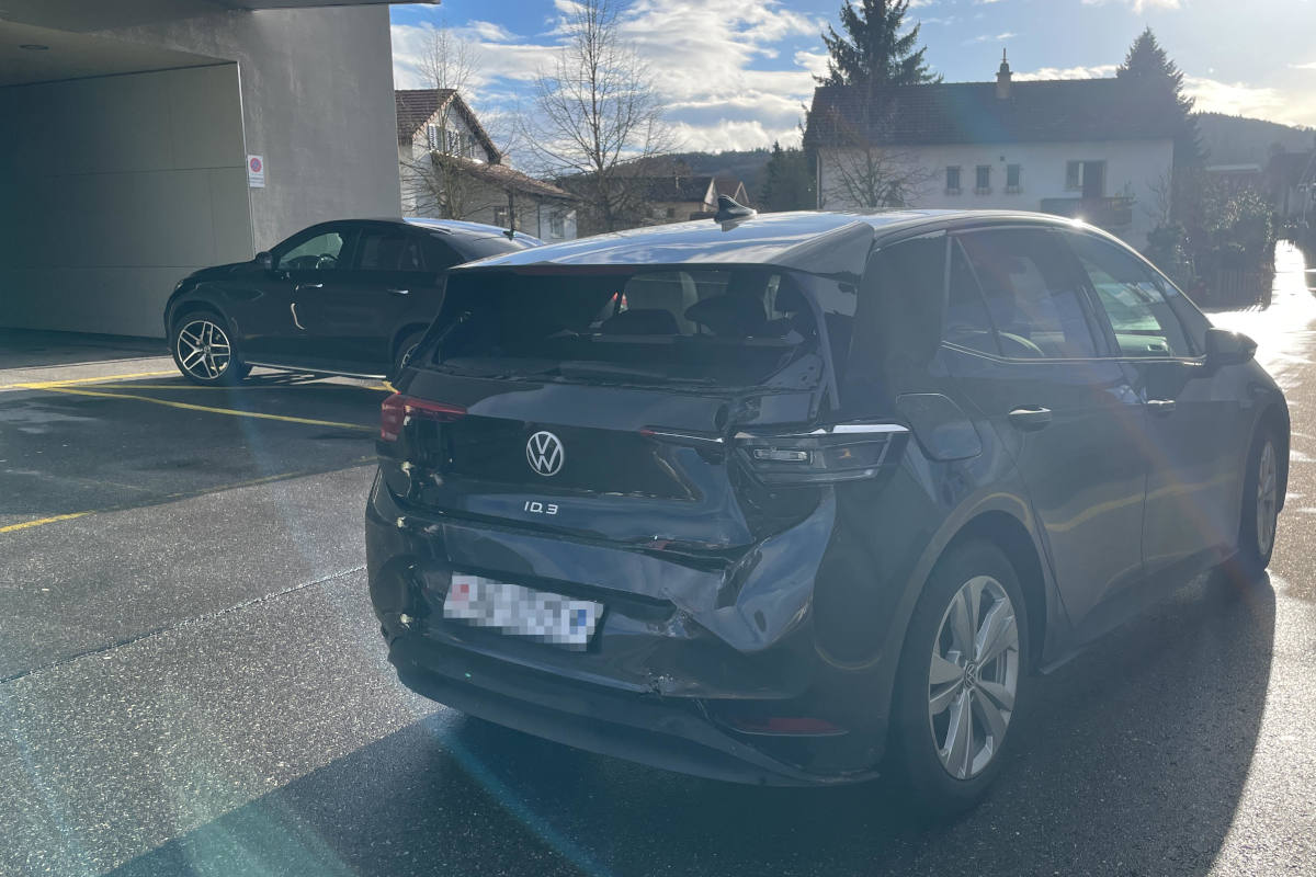 Mellingen AG – Beim Parkieren in Mauer und zwei Autos gekracht