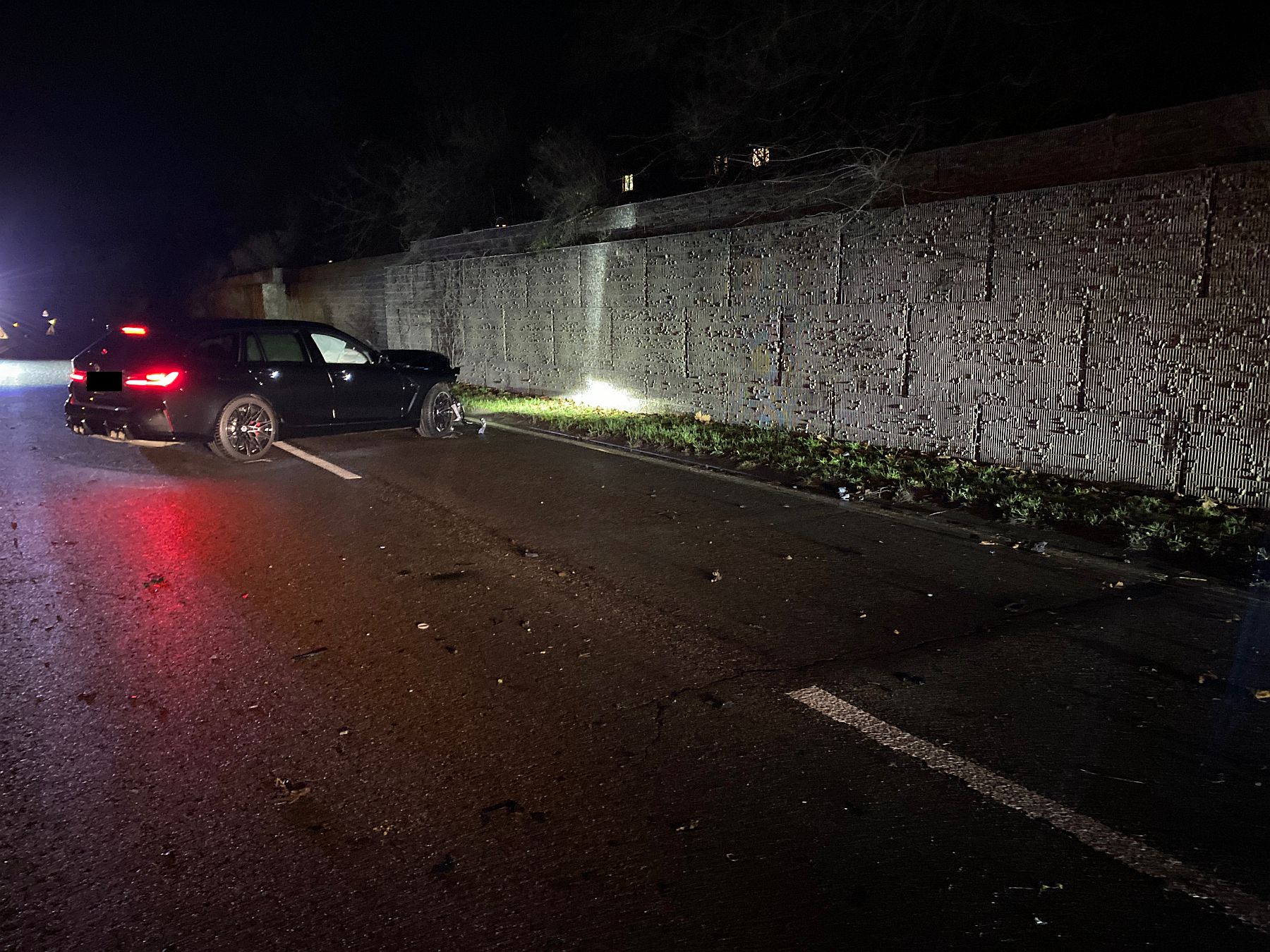Muttenz BL – BMW gerät ins Schleudern und kollidiert mit Steinkorb-Mauer