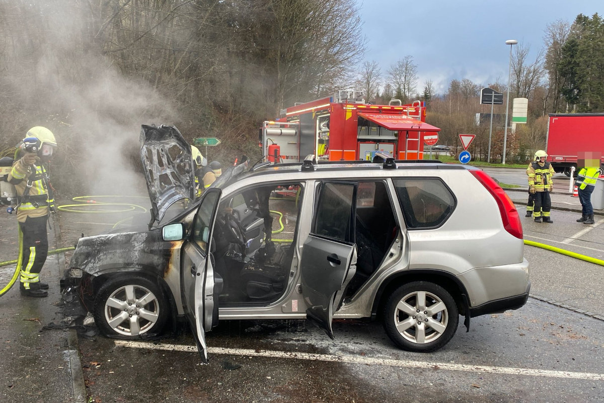 Autobrand auf Rastplatz der A1