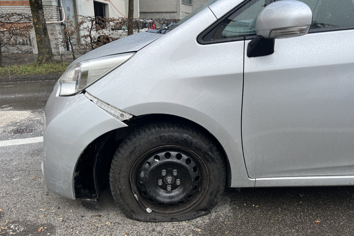 Unfallfahrzeug auf der Lindenstrasse