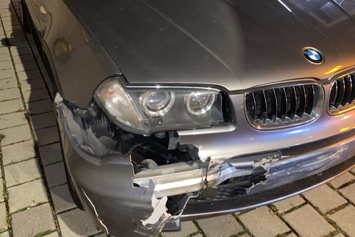 Kollision zwischen Auto und Linienbus.