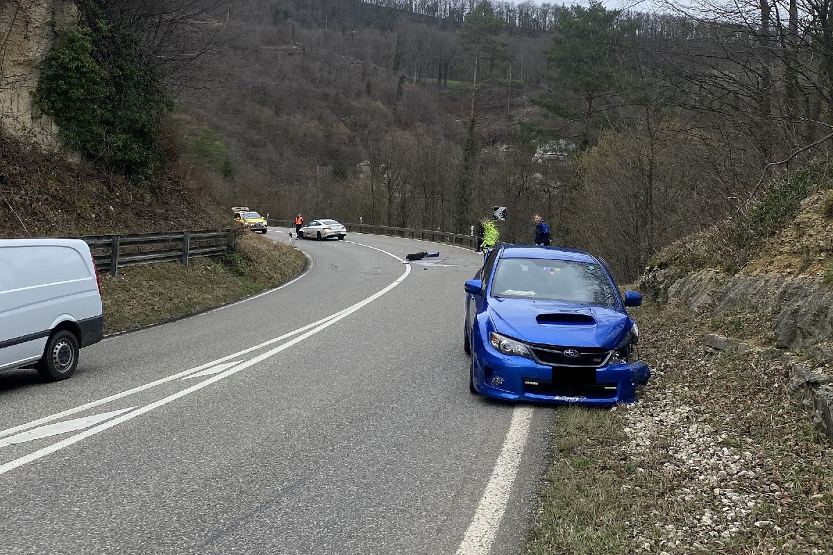 Der Subaru ist auf die andere Fahrbahn geraten.