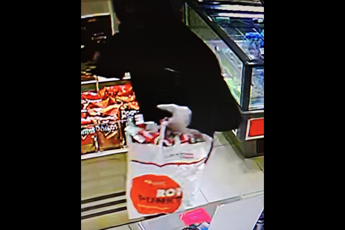 Fahndung nach bewaffneten Raubüberfall auf Tankstelle