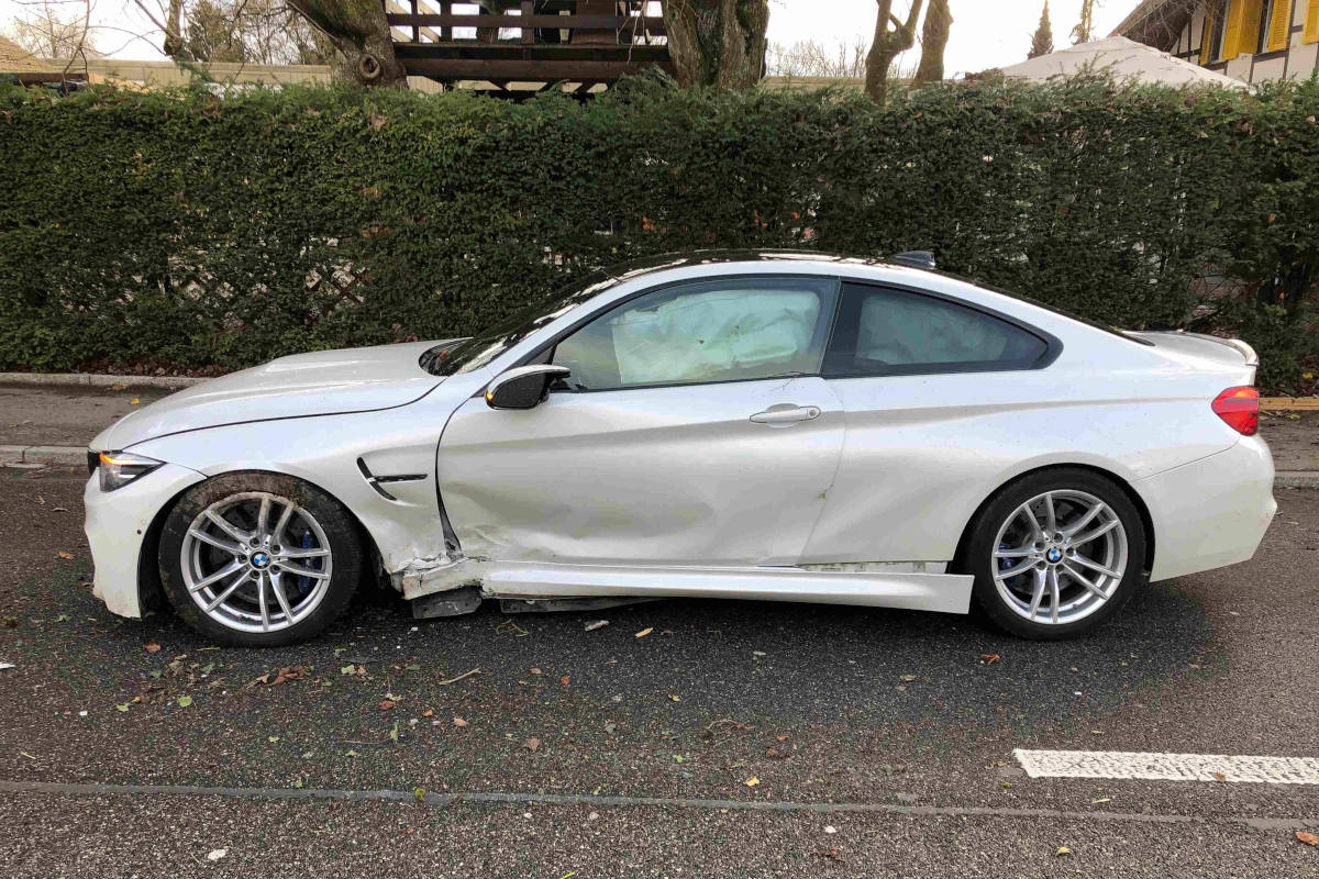 Gerlafingen SO – Auto durchbricht Zaun und kracht gegen Stein