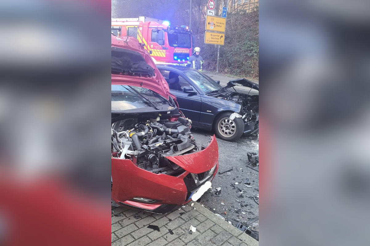 Wetter (Ruhr) – Baum auf Auto, Person auf Balkon und Verkehrsunfall