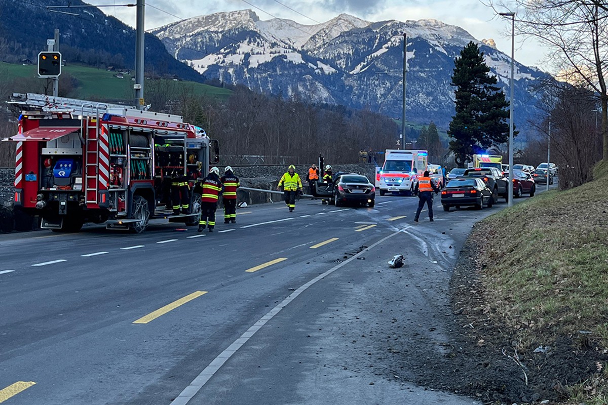 Sachseln OW - Fahrradfahrer, Leitplanke und Strassenlaterne gerammt